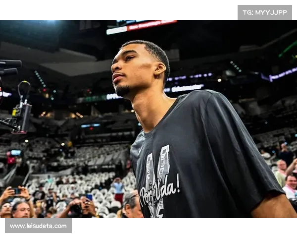 爵士主场迎战马刺，文班亚马与马尔卡宁对位